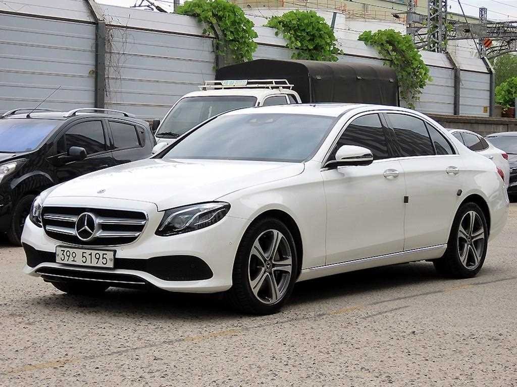 벤츠 E 클래스 E-클래스 W213 E300 4MATIC 아방가르드 이미지 2