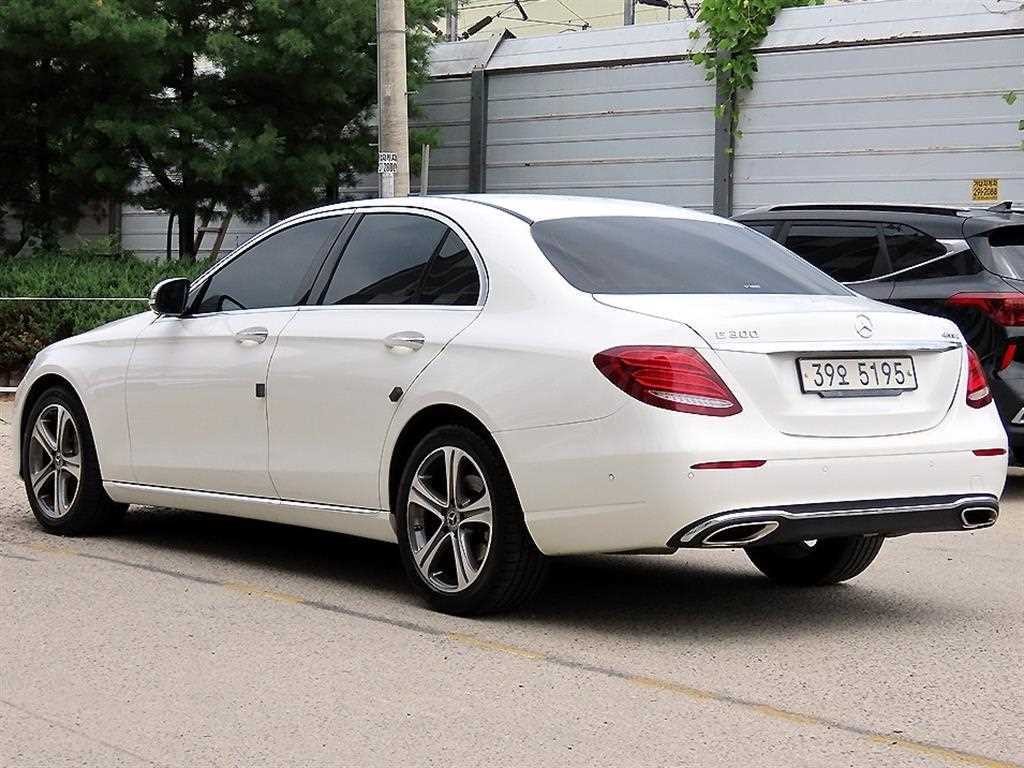 벤츠 E 클래스 E-클래스 W213 E300 4MATIC 아방가르드 이미지 3