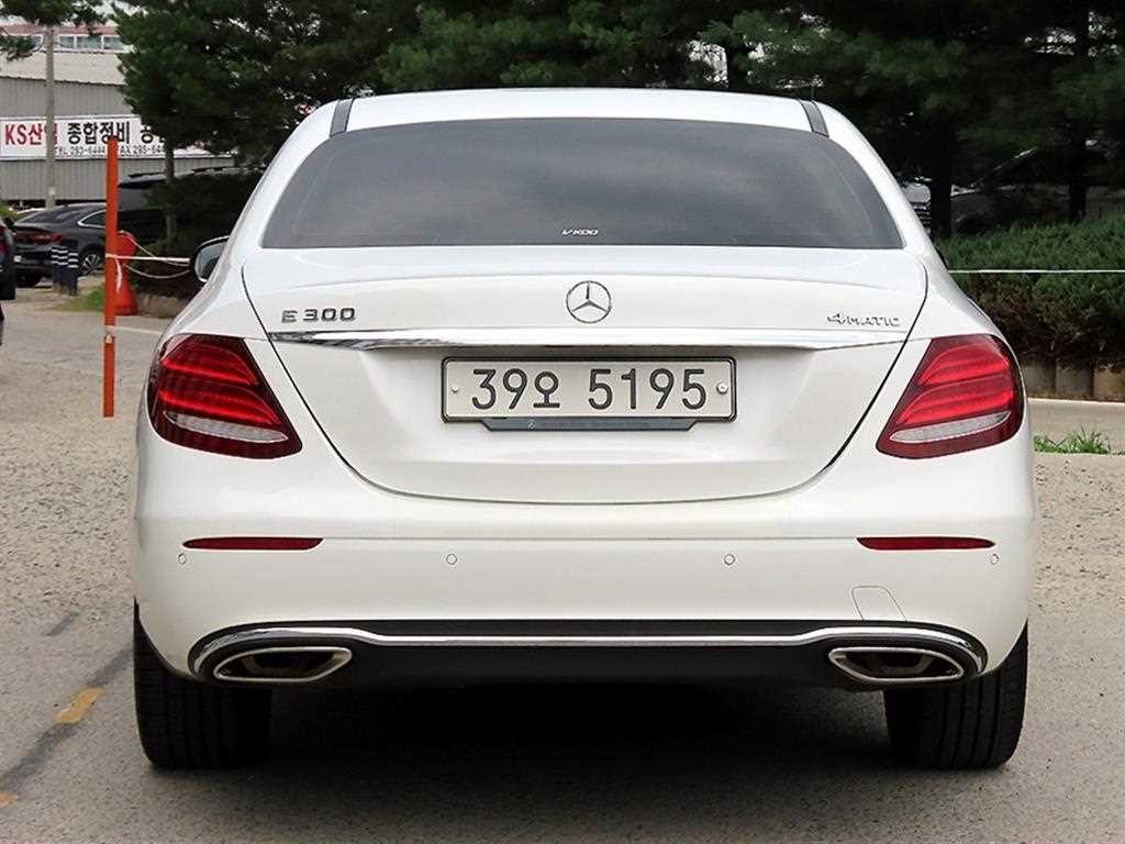 벤츠 E 클래스 E-클래스 W213 E300 4MATIC 아방가르드 이미지 4