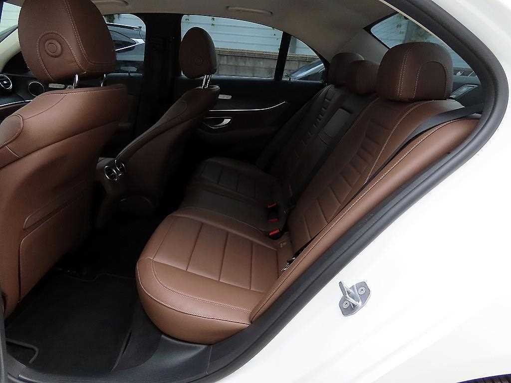 벤츠 E 클래스 E-클래스 W213 E300 4MATIC 아방가르드 이미지 6
