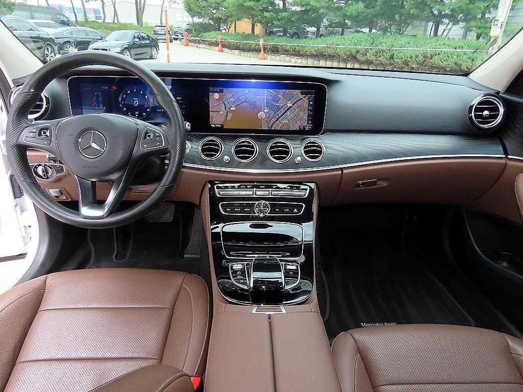 벤츠 E 클래스 E-클래스 W213 E300 4MATIC 아방가르드 이미지 7