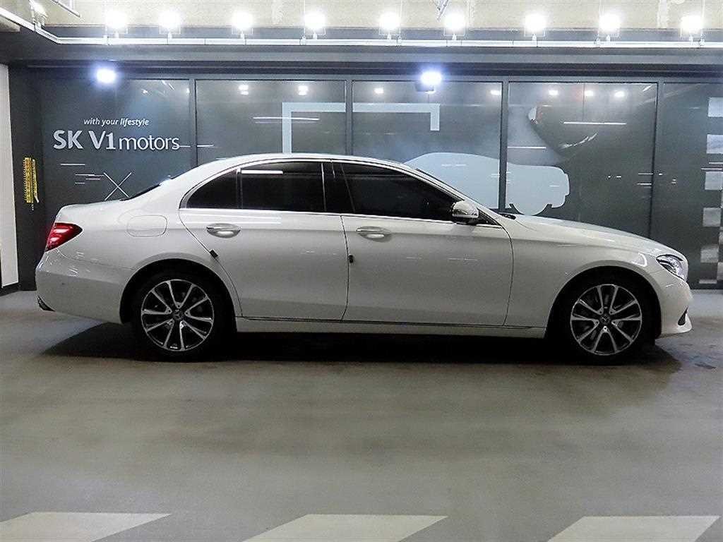 벤츠 E 클래스 E-클래스 W213 E300 4MATIC 아방가르드 이미지 3