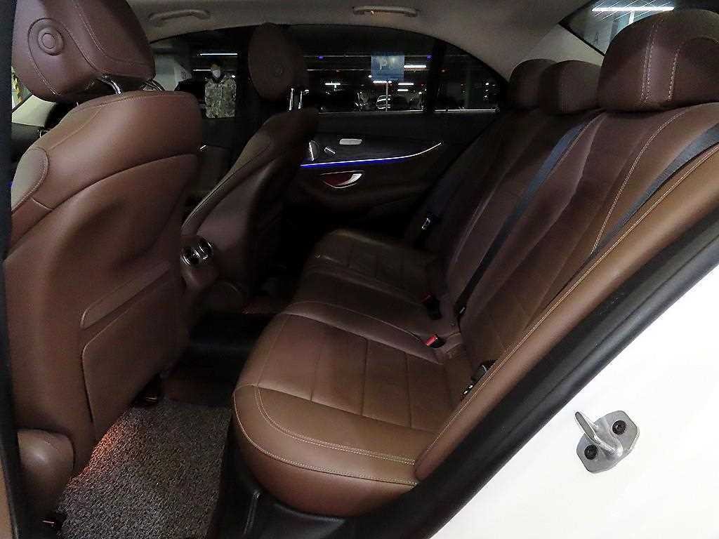 벤츠 E 클래스 E-클래스 W213 E300 4MATIC 아방가르드 이미지 7