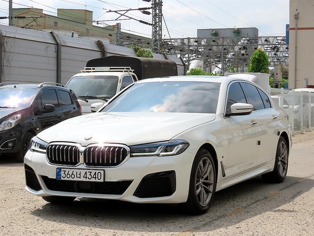 BMW 5시리즈 5시리즈 (G30) 520d xDrive M 스포츠 플러스 이미지 2