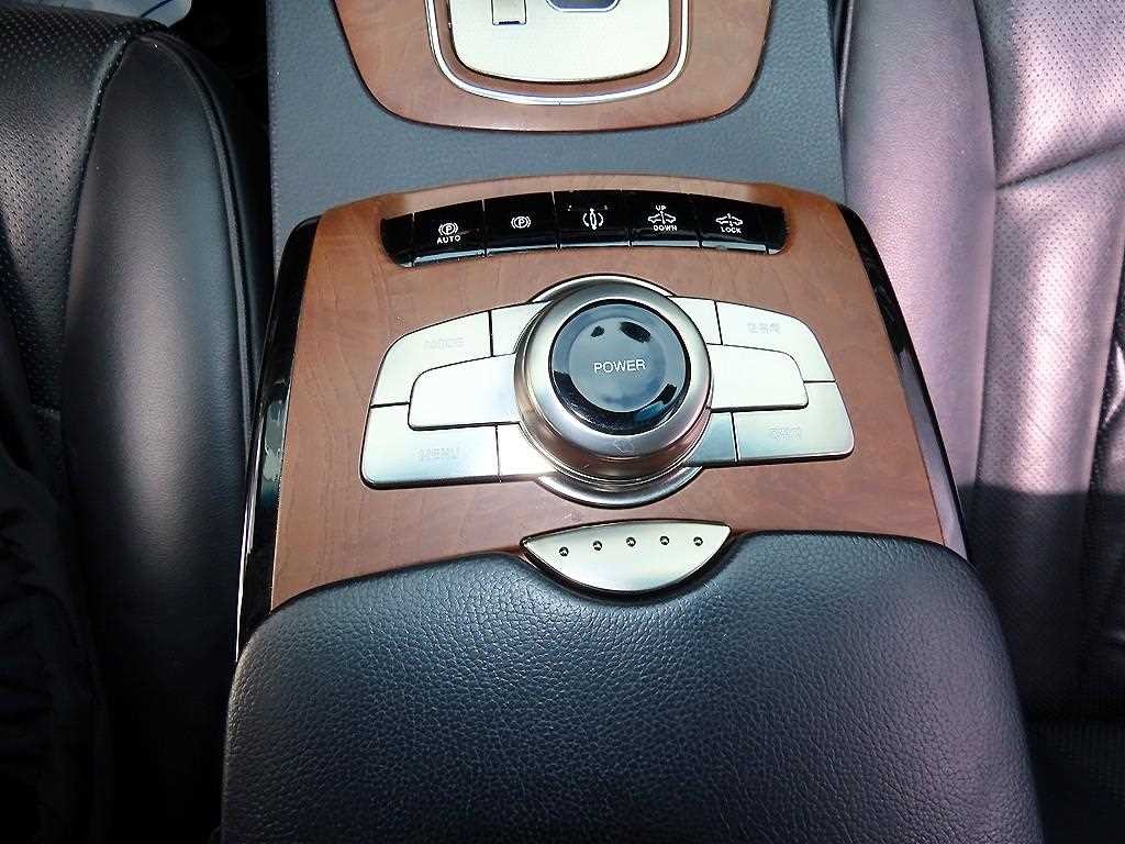 KG모빌리티(쌍용) 체어맨 뉴체어맨W 가솔린 2WD CW600 프레스티지 이미지 13