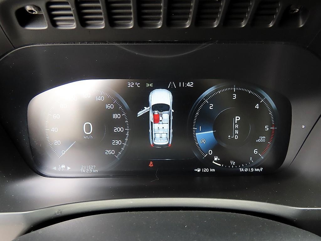 볼보 XC90 XC90 2세대 2.0 D5 AWD 모멘텀 이미지 9