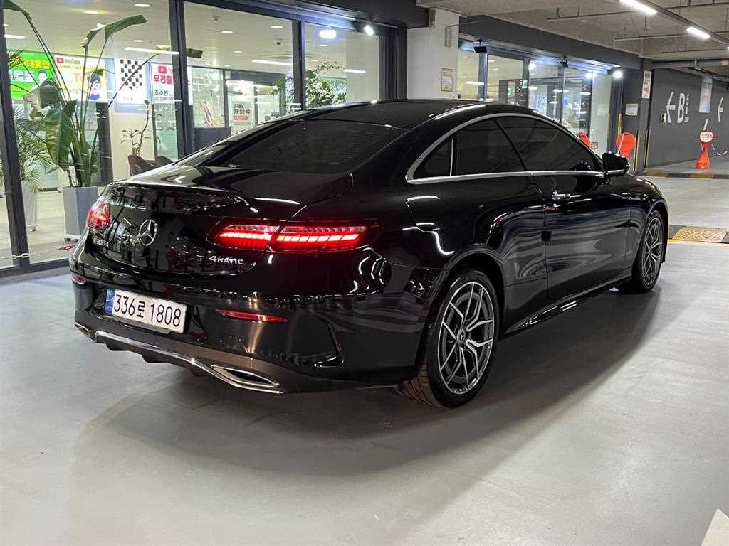 벤츠 E 클래스 E-클래스 W213 E300d 4MATIC 쿠페 이미지 4