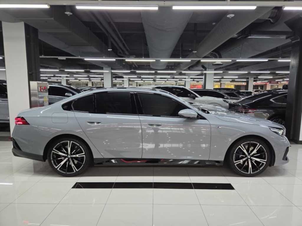 BMW 5시리즈 5시리즈 (G60) 530i xDrive M 스포츠 이미지 2