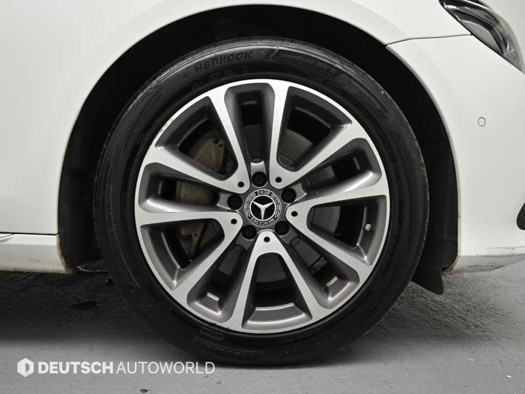 벤츠 E 클래스 E-클래스 W213 E300 4MATIC 아방가르드 이미지 5