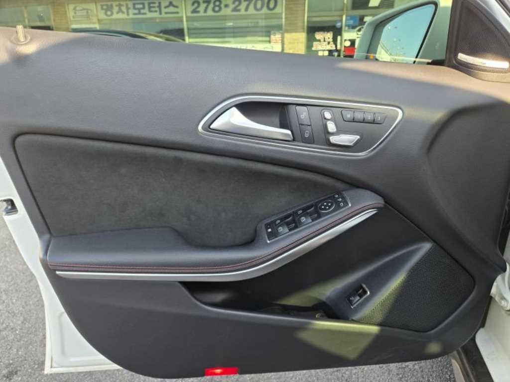 벤츠 GLA 클래스 GLA클래스 X156 GLA45 AMG 4MATIC 이미지 9