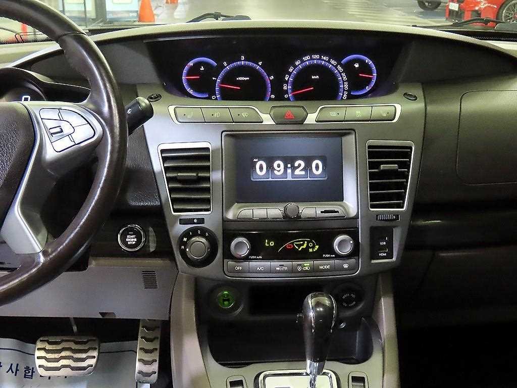 KG모빌리티(쌍용) 코란도 코란도투리스모 4WD RX 플러스 9인승 이미지 11