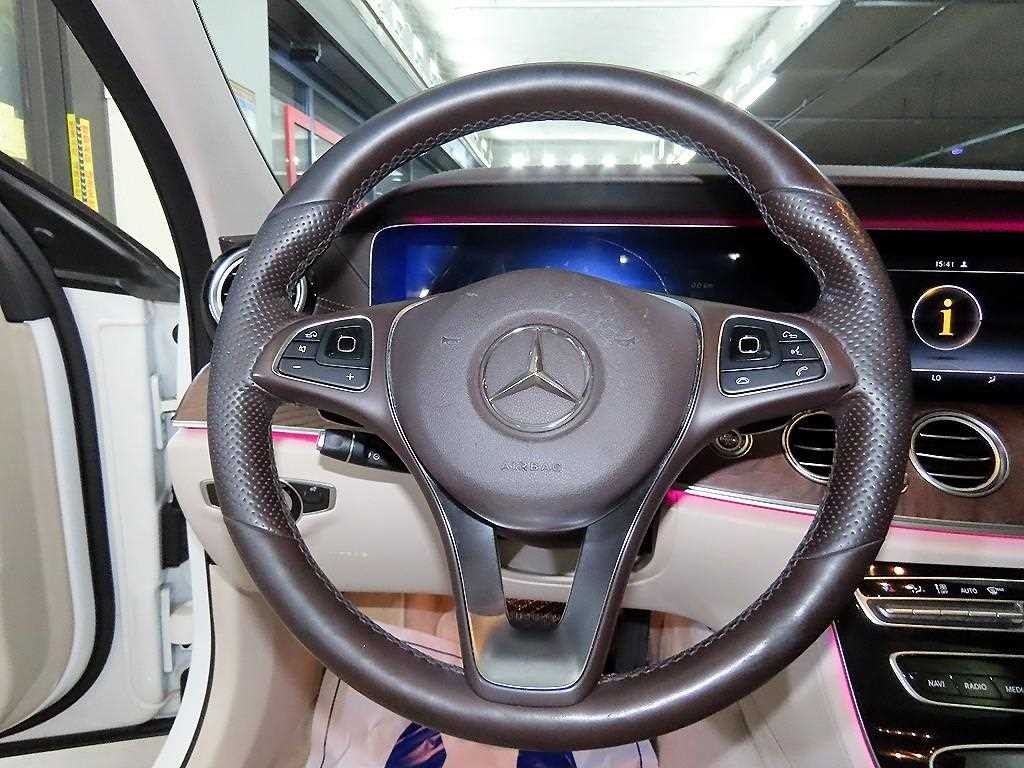 벤츠 E 클래스 E-클래스 W213 E300 아방가르드 이미지 9