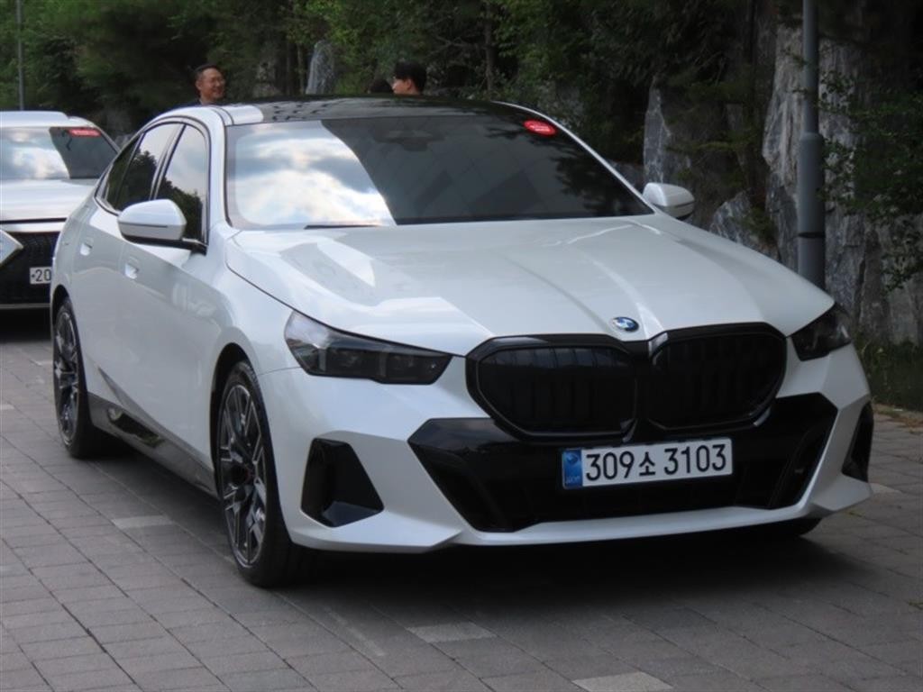 BMW 5시리즈 5시리즈 (G60) 530i xDrive M 스포츠 프로 스페셜 에디션 이미지 2
