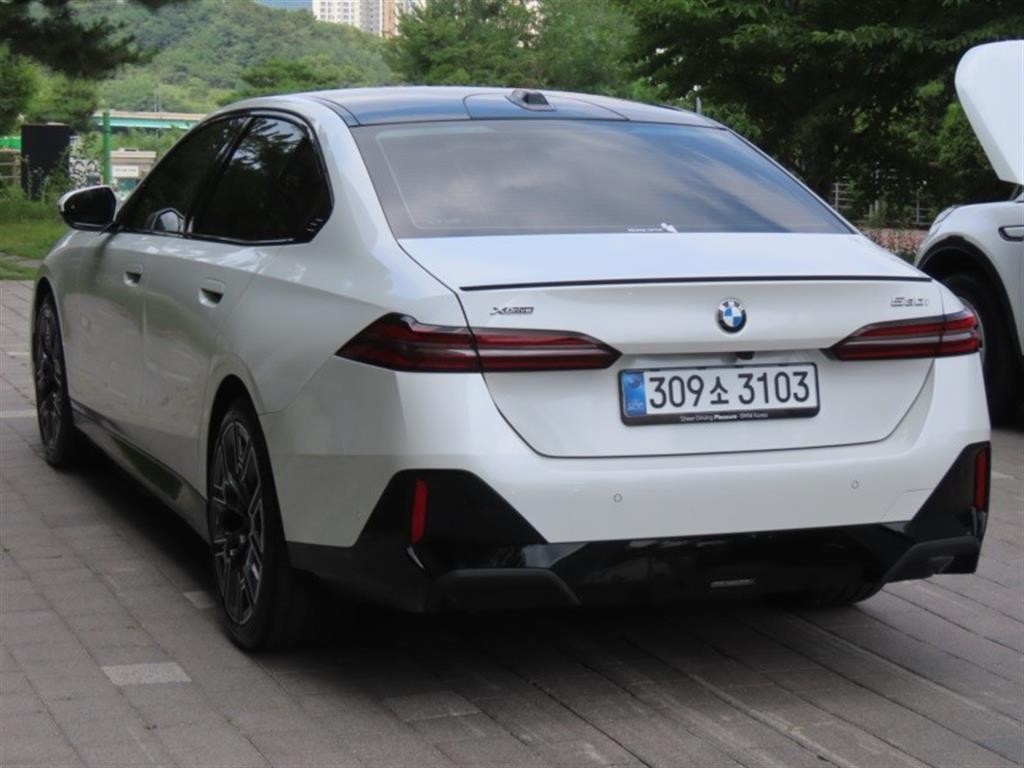 BMW 5시리즈 5시리즈 (G60) 530i xDrive M 스포츠 프로 스페셜 에디션 이미지 4