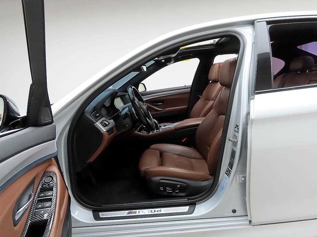BMW 5시리즈 5시리즈 (F10) M550d xDrive M 에어로다이나믹 이미지 12
