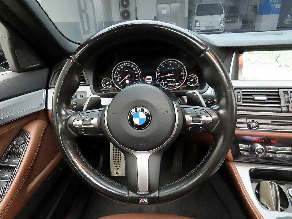 BMW 5시리즈 5시리즈 (F10) M550d xDrive M 에어로다이나믹 이미지 7