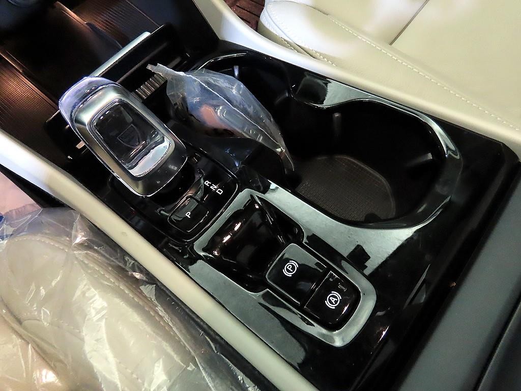 볼보 XC40 B4 AWD 얼티메이트 브라이트 이미지 12
