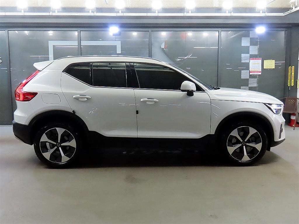 볼보 XC40 B4 AWD 얼티메이트 브라이트 이미지 3