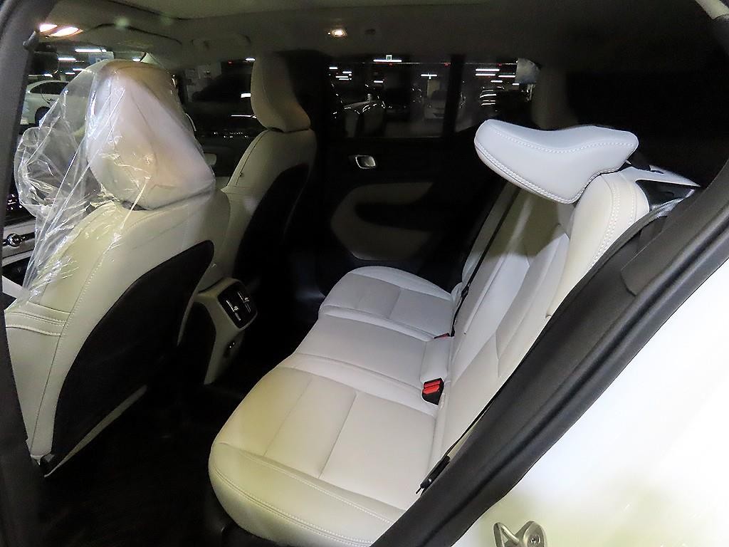 볼보 XC40 B4 AWD 얼티메이트 브라이트 이미지 7
