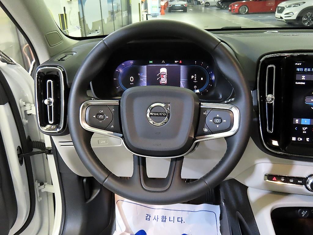볼보 XC40 B4 AWD 얼티메이트 브라이트 이미지 8