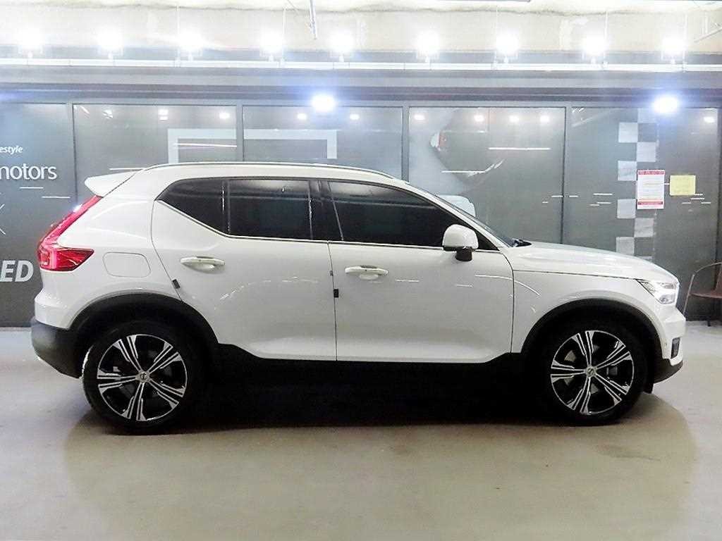 볼보 XC40 B4 AWD 인스크립션 이미지 3