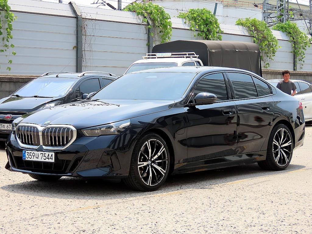 BMW 5시리즈 5시리즈 (G60) 530e M 스포츠 이미지 2