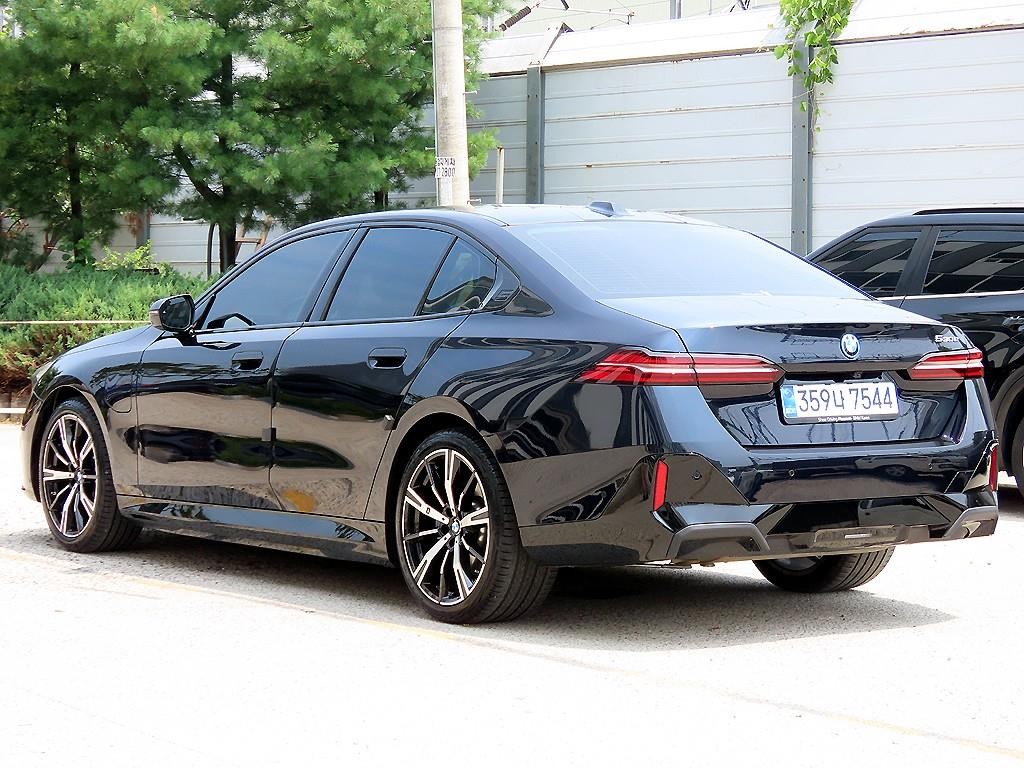 BMW 5시리즈 5시리즈 (G60) 530e M 스포츠 이미지 3