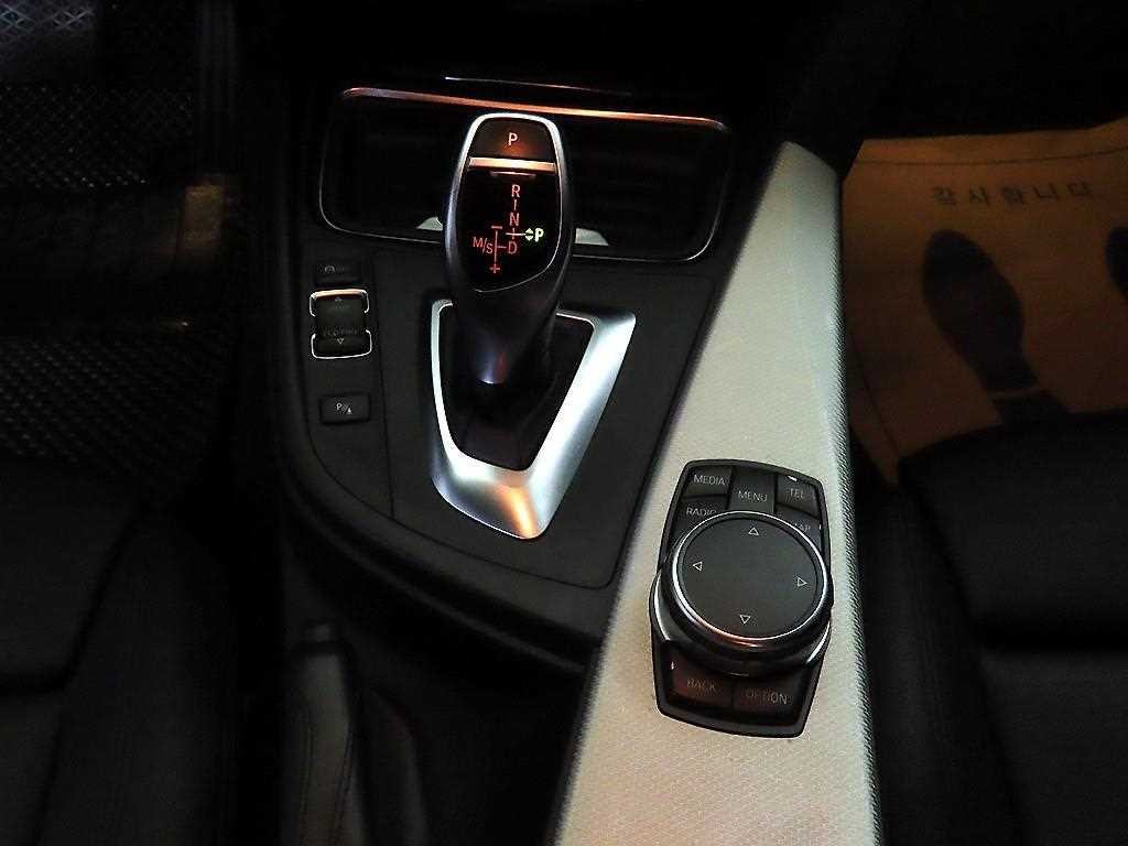 BMW 3시리즈 3시리즈 (F30) 320d M 퍼포먼스 에디션 이미지 12