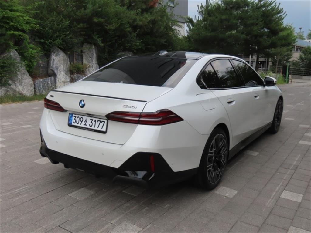 BMW 5시리즈 5시리즈 (G60) 530i xDrive M 스포츠 프로 스페셜 에디션 이미지 3