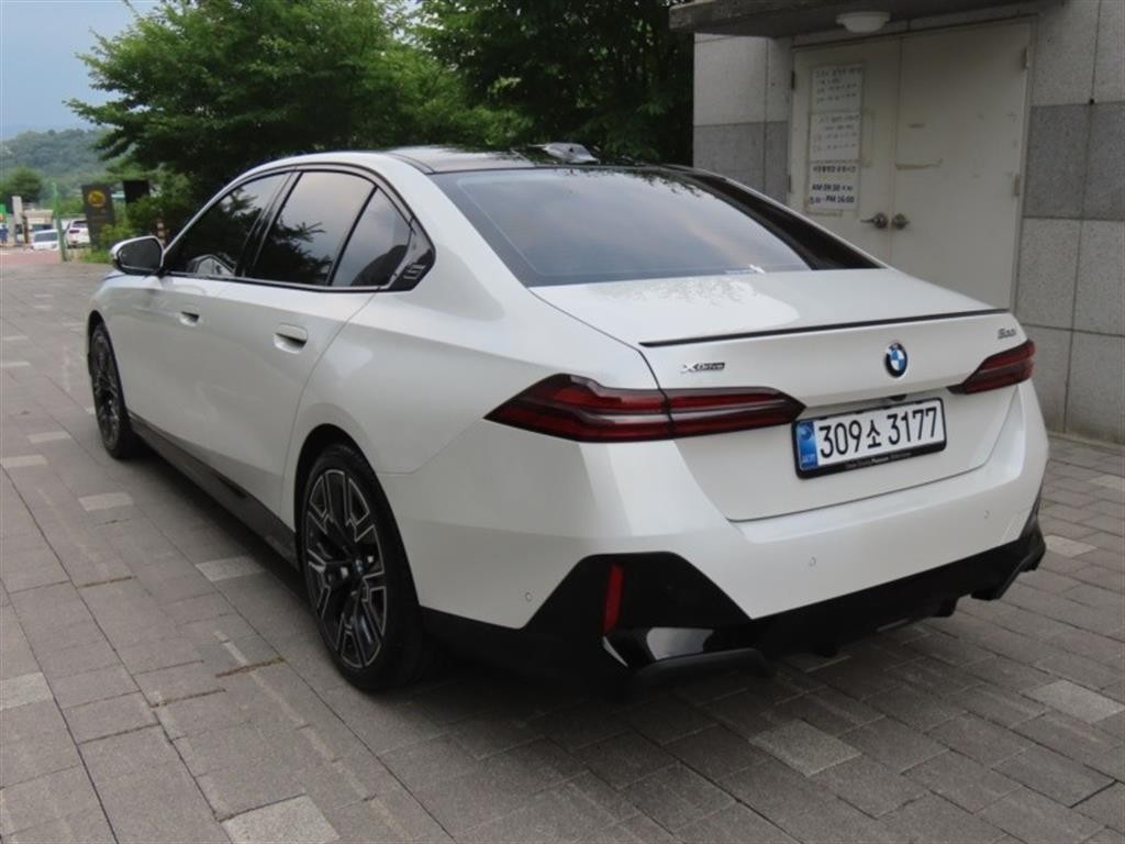 BMW 5시리즈 5시리즈 (G60) 530i xDrive M 스포츠 프로 스페셜 에디션 이미지 4