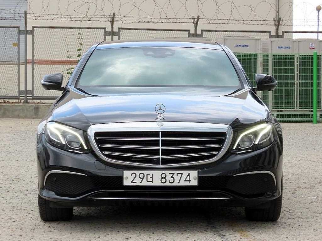 벤츠 E 클래스 E-클래스 W213 E300 4MATIC 익스클루시브 이미지 1