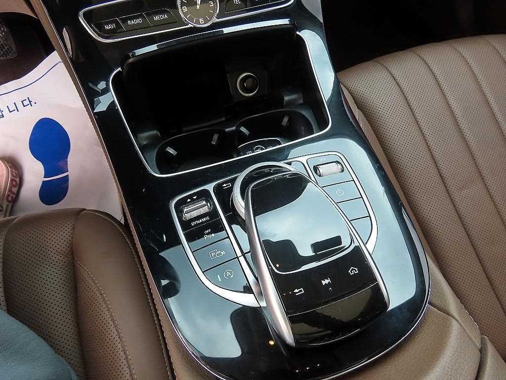 벤츠 E 클래스 E-클래스 W213 E300 4MATIC 익스클루시브 이미지 12