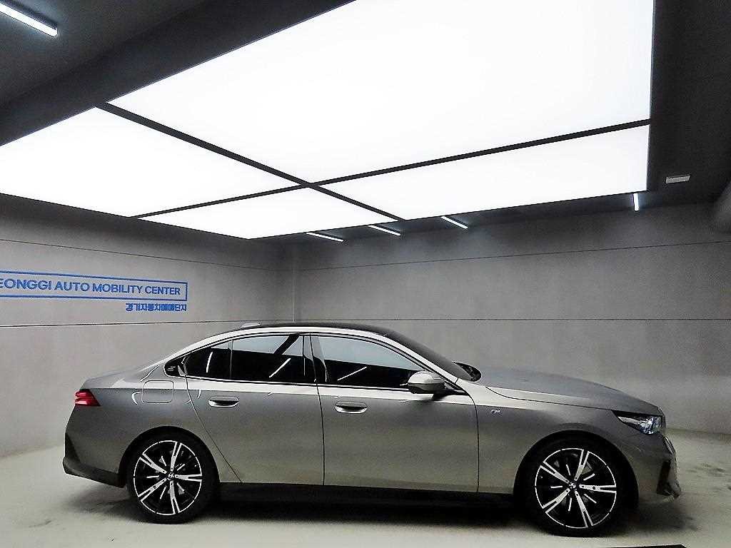 BMW 5시리즈 5시리즈 (G60) 530i xDrive M 스포츠 이미지 2