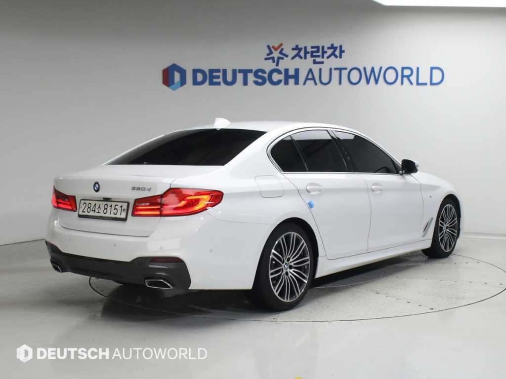 BMW 5시리즈 5시리즈 (G30) 520d M 스포츠 플러스 이미지 2