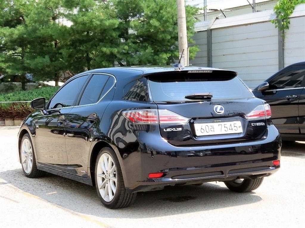 렉서스 CT 200H 컴팩트 럭셔리 이미지 3
