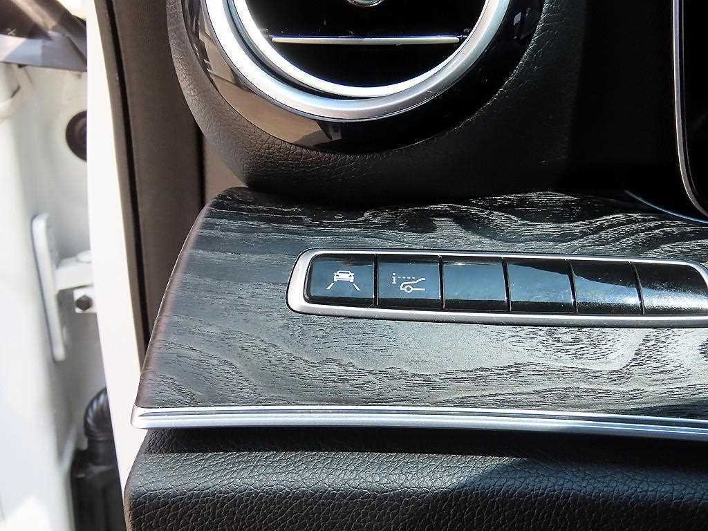 벤츠 E 클래스 E-클래스 W213 E220d 아방가르드 이미지 13