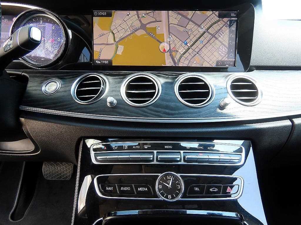 벤츠 E 클래스 E-클래스 W213 E220d 아방가르드 이미지 15