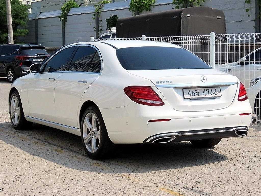 벤츠 E 클래스 E-클래스 W213 E220d 아방가르드 이미지 4