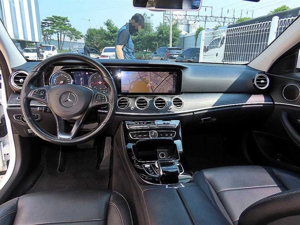 벤츠 E 클래스 E-클래스 W213 E220d 아방가르드 이미지 8