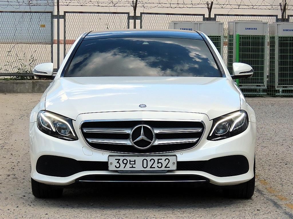 벤츠 E 클래스 E-클래스 W213 E300 4MATIC 아방가르드 이미지 1