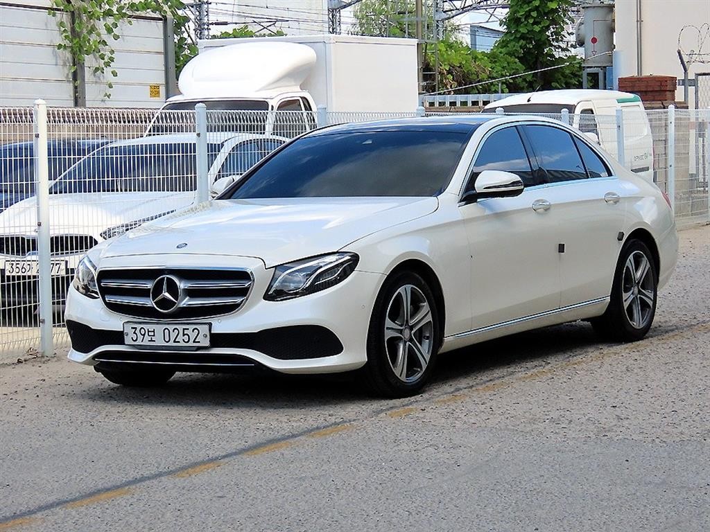 벤츠 E 클래스 E-클래스 W213 E300 4MATIC 아방가르드 이미지 2