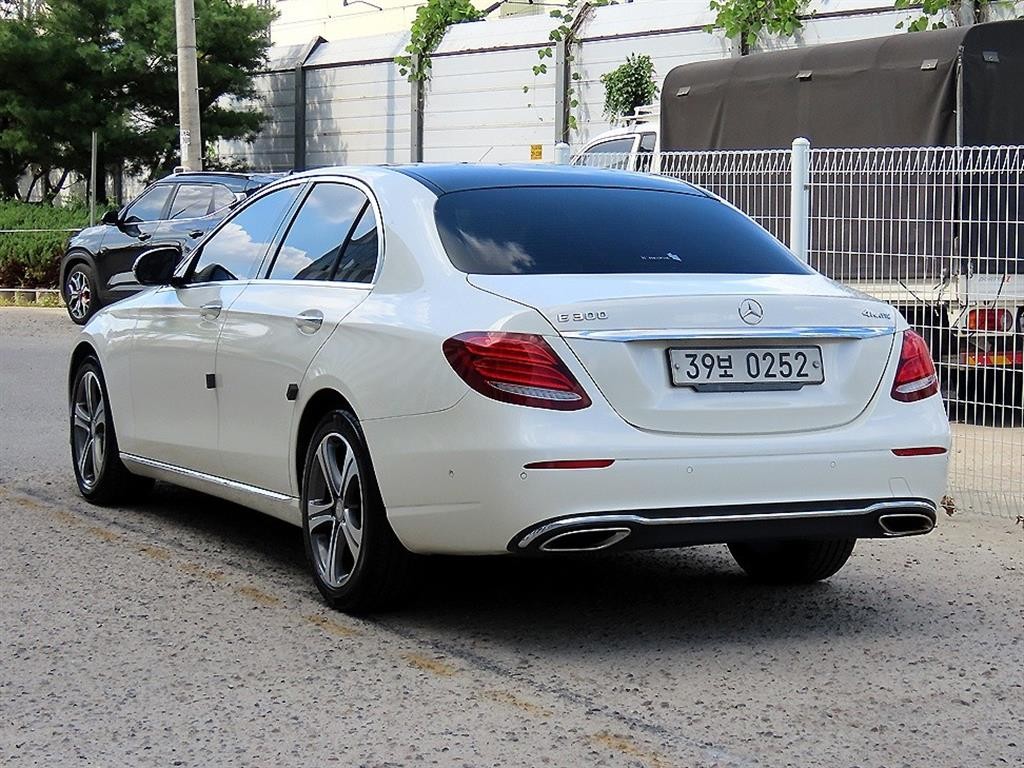 벤츠 E 클래스 E-클래스 W213 E300 4MATIC 아방가르드 이미지 3