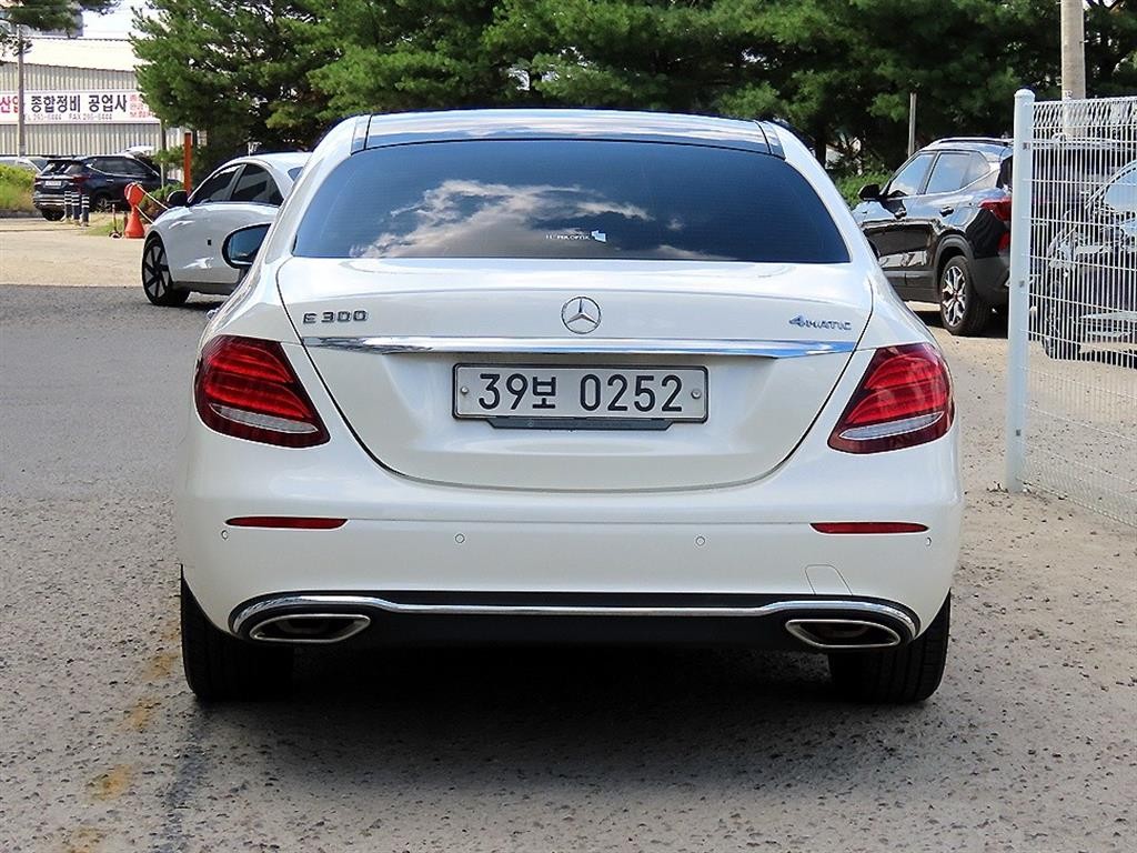 벤츠 E 클래스 E-클래스 W213 E300 4MATIC 아방가르드 이미지 4