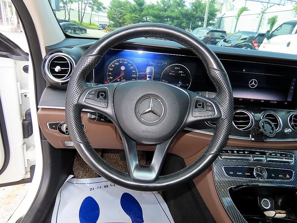 벤츠 E 클래스 E-클래스 W213 E300 4MATIC 아방가르드 이미지 8