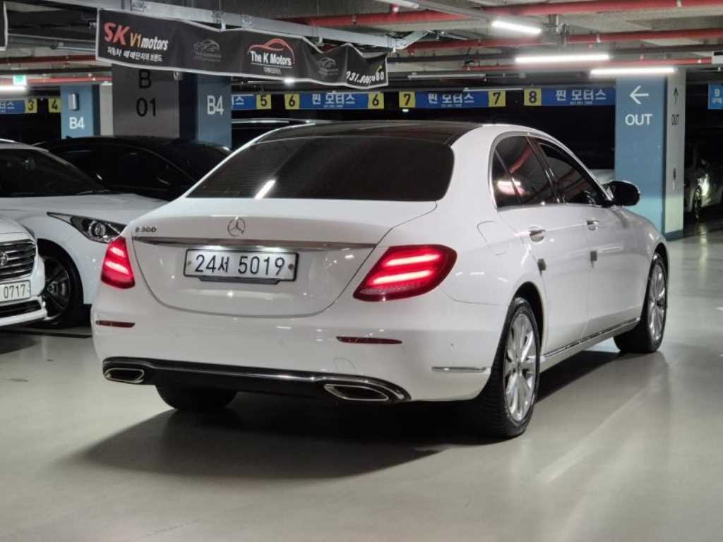 벤츠 E 클래스 E-클래스 W213 E300 4MATIC 익스클루시브 이미지 3