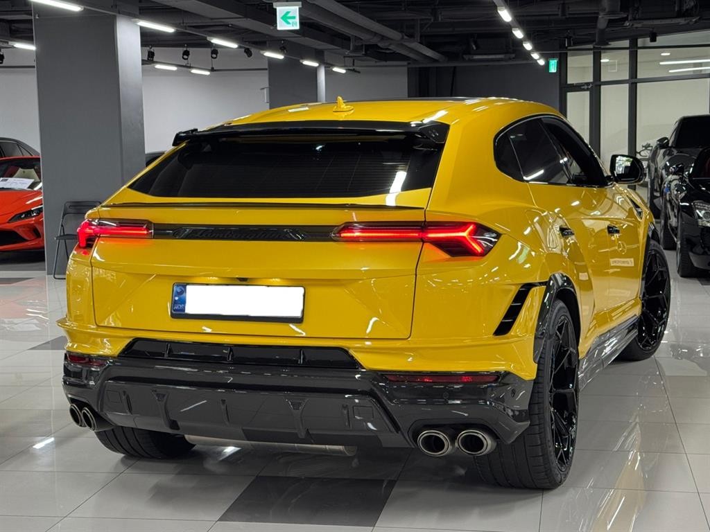 람보르기니 우루스 4.0 V8 퍼포만테 이미지 3
