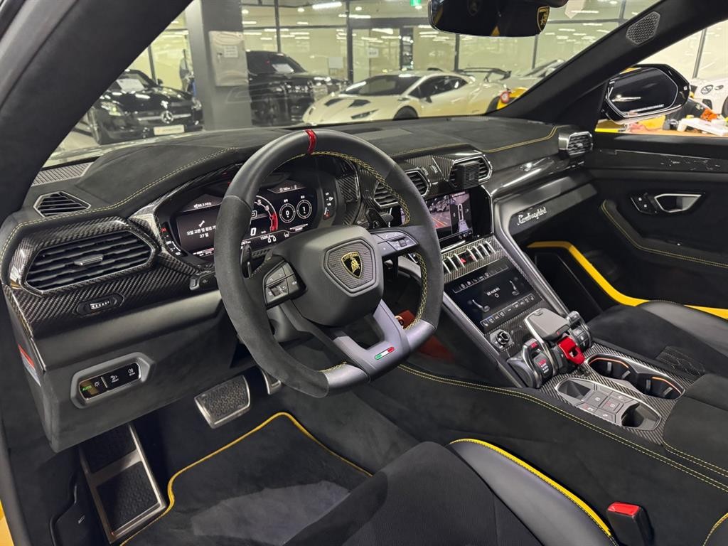 람보르기니 우루스 4.0 V8 퍼포만테 이미지 4