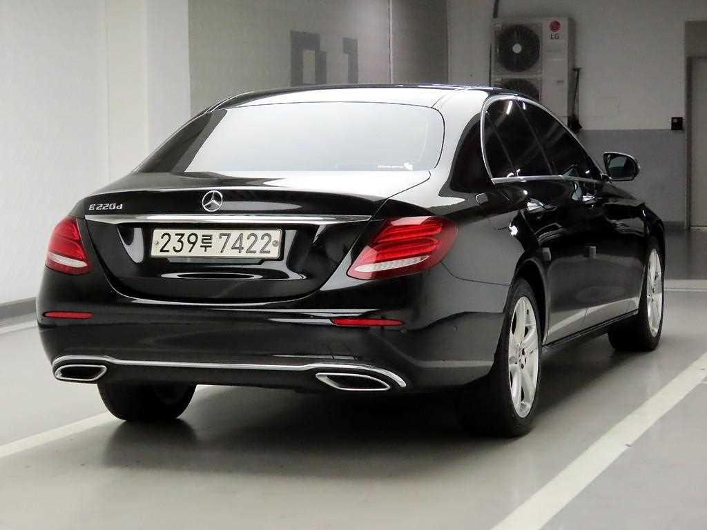 벤츠 E 클래스 E-클래스 W213 E220d 아방가르드 이미지 4