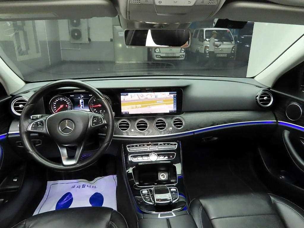 벤츠 E 클래스 E-클래스 W213 E220d 아방가르드 이미지 6