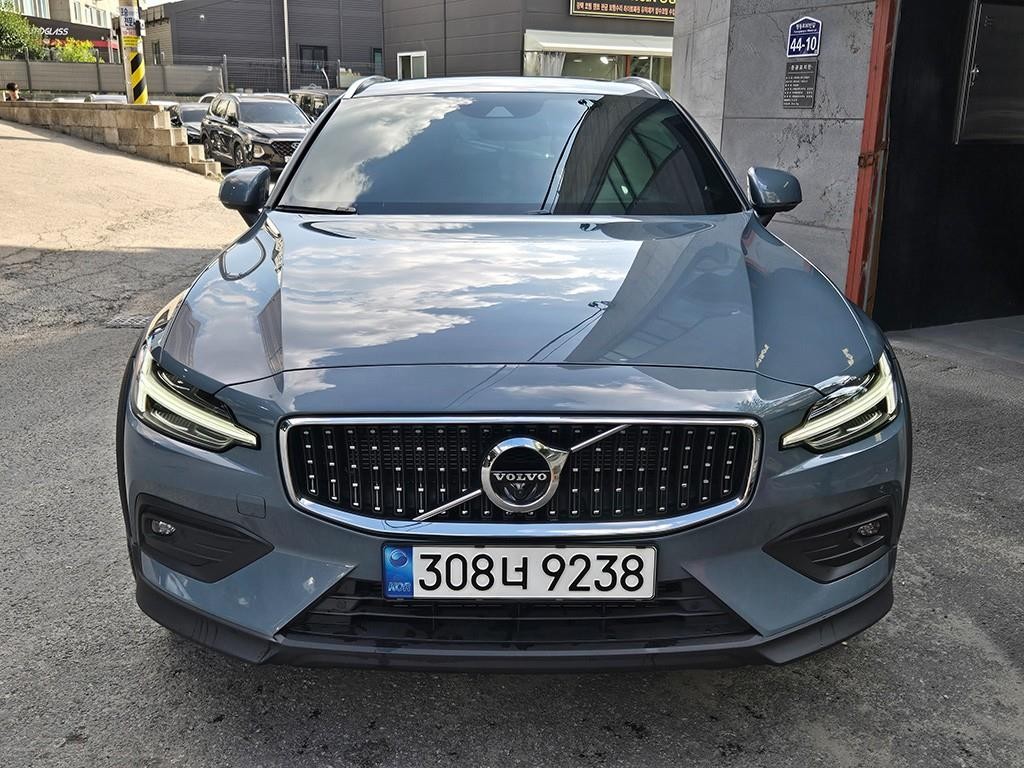 볼보 V60 V60 크로스 컨트리 2세대 2.0 B5 프로 AWD 이미지 1